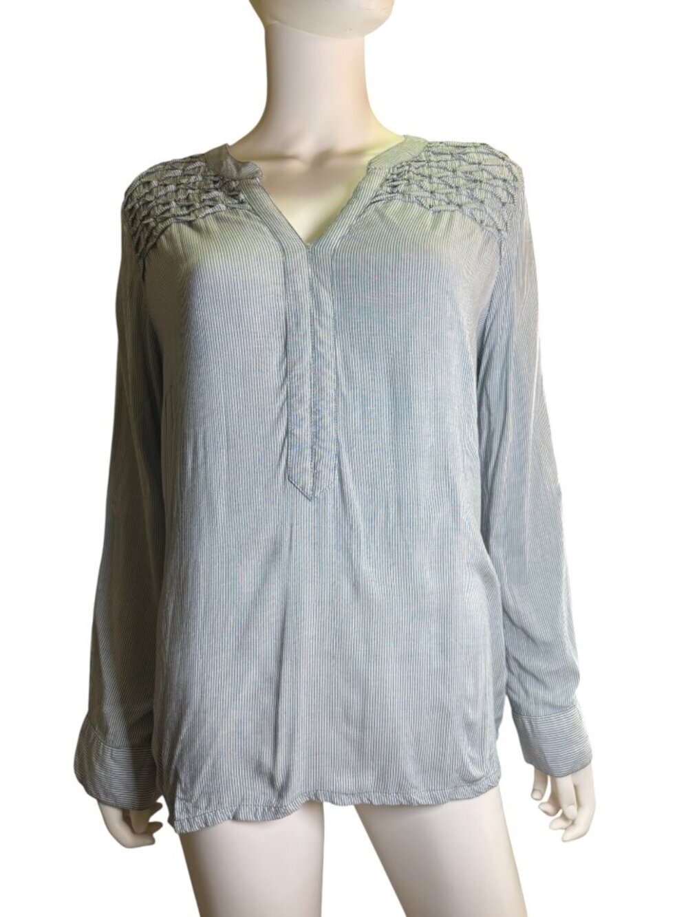 Bandolino Womens Blue Pinstripe V-Neck Long Sleeve Blouse M 100% Viscose EUC